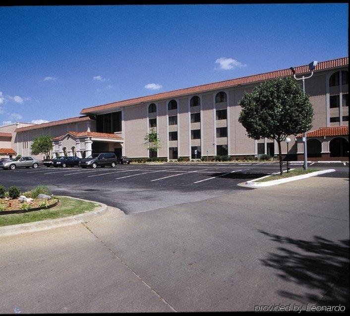 Oyo Hotel Tulsa I-44 Midtown Exterior foto